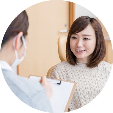 女性が問診を受けている写真