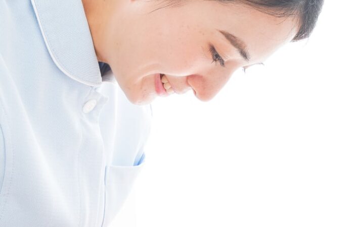 歯科スタッフが子供の口の中を診ている写真