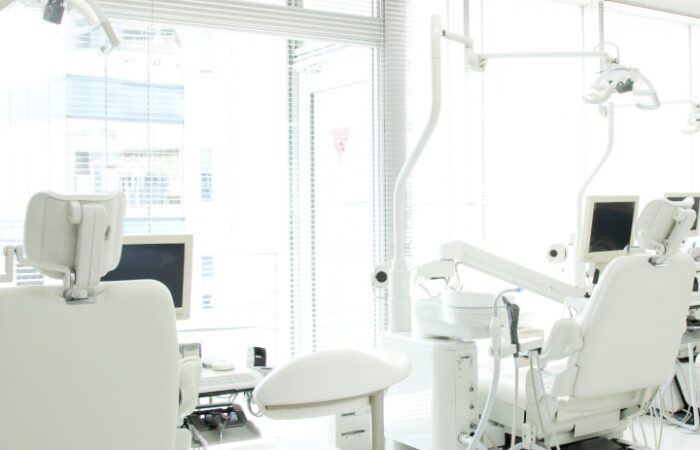 明るく清潔感のある歯科医院の診療室