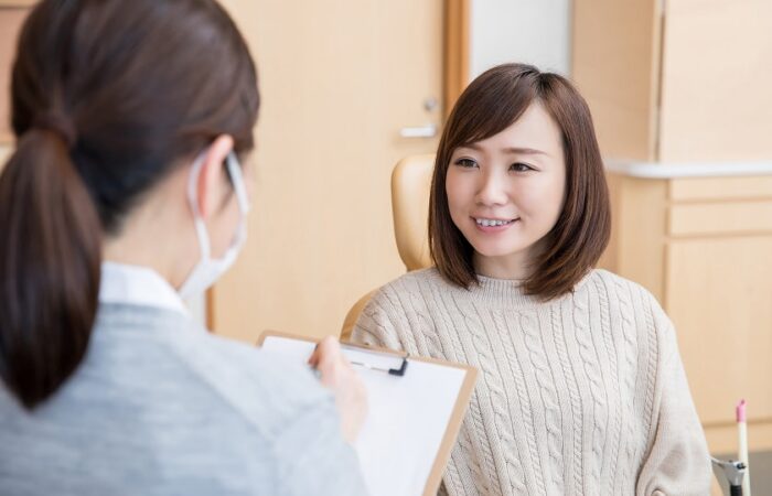 女性が歯科スタッフにカウンセリングを受けている写真
