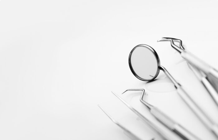 歯科治療に使うミラーとピンセットの画像